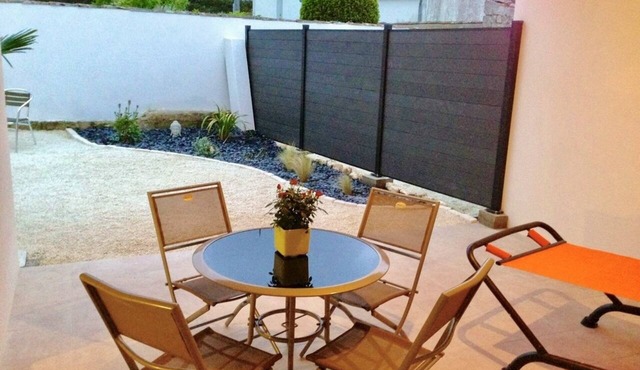 Appartement Lumineux Avec Cour Ensoleillée, un Havre de Paix Décoré Avec Soin !