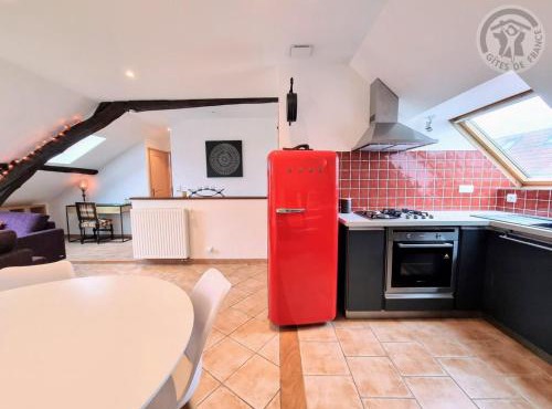 Appartement mansardé rénové à Rambouillet, 2 chambres, tout inclus, proche château et gare. - FR-1-527-47