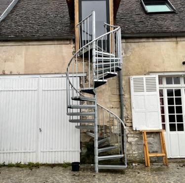 APPARTEMENT MODERNE DANS FERME DU 13éme SIECLE