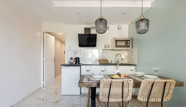 Appartement Moderne Avec Piscine et vue Partielle sur la Mer, Parking