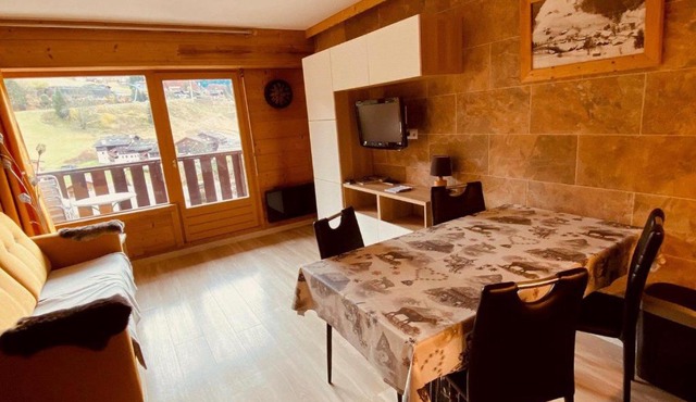 Appartement moderne centre village avec balcon et garage - FR-1-459-222