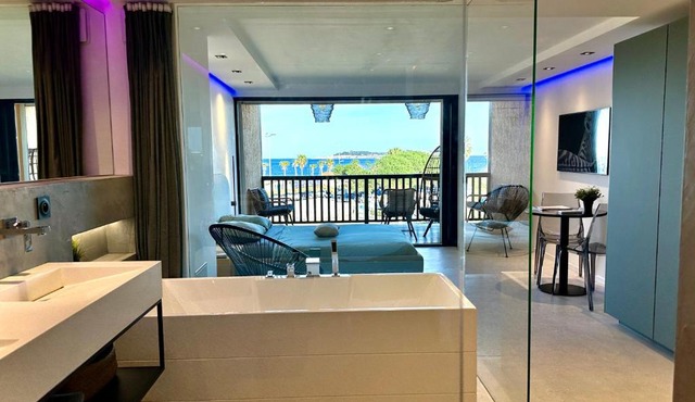 Appartement neuf climatisé - vue mer Saint-Tropez - 50m plage et port - piscine