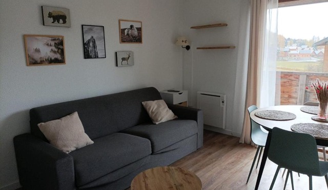 Appartement rénové 2 pièces avec balcon et parking gratuit - FR-1-504-160