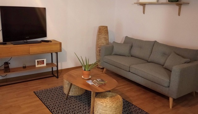 Appartement Rénové Avec Balcon Terrasse, Parking Privé et Piscine Partagée