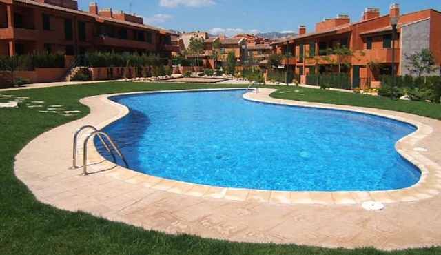 Appartement résidentiel avec jardin et piscine