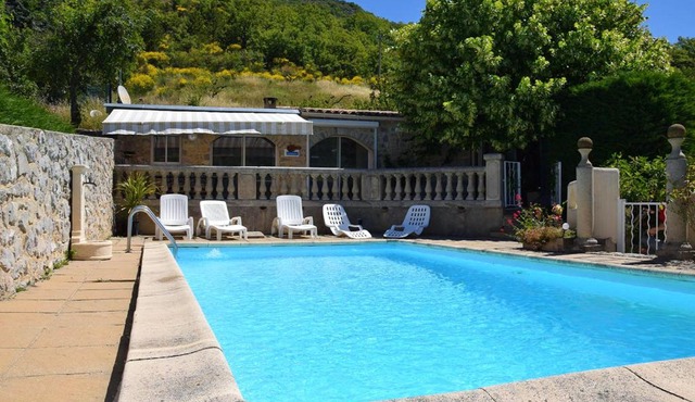 Appartement spacieux à La Roche-sur-le-Buis avec piscine privée.
