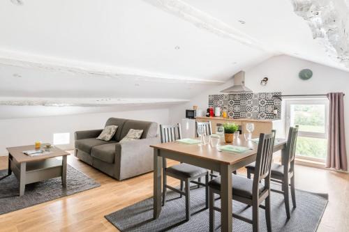 Appartement sous combles - vieille batisse proche centre ville