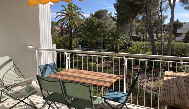 Appartement Spacieux et Calme Dans un Écrin de Verdure à 150 Mètres du Littoral