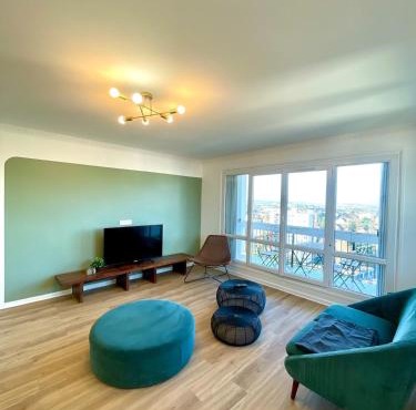 Appartement spacieux pour 8 personnes, Parking privé gratuit, Gare a 10 min à pied