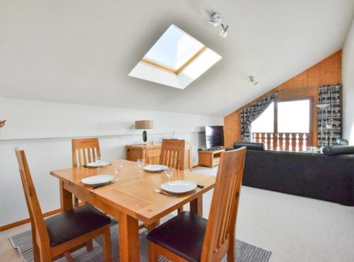 Appartement spacieux proche des pistes avec balcon et parking - FR-1-498-123