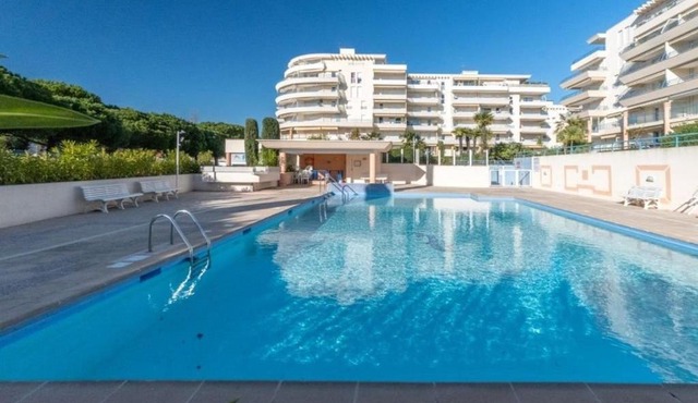 Appartement Studio Cabine à Fréjus, Piscine, Plage à 500m, Clim, Parking, Terrasse, 4 Couchages - FR-1-226A-110