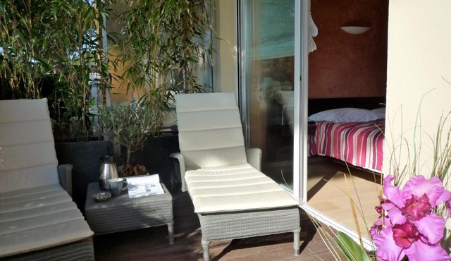 appartement très agréable centre Mandelieu très calme avec air conditionné et grande terrasse avec piscine