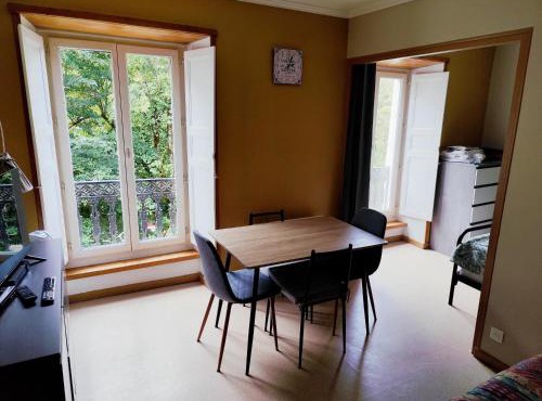 appartement T1 hyper centre 350 m des thermes 200 m des télécabines deuxième étage avec ascenseur