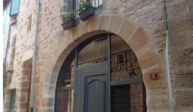 Appartement T2 Avec Terrasse Dans Village Médiéval-capdenac LE Haut