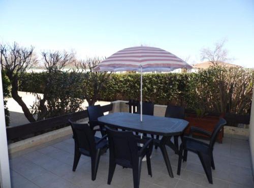 Appartement T2 cabine en RDC avec terrasse privative, parking et équipements confortables. - FR-1-326-383