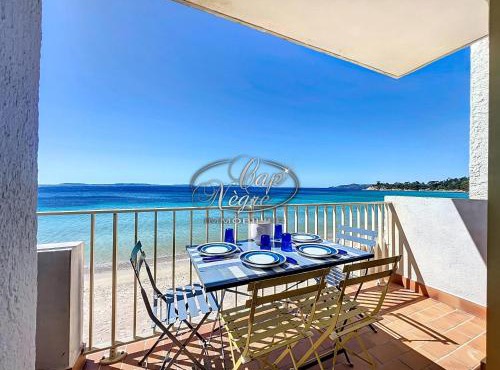 Appartement T2 vue mer, pieds dans l'eau avec accès direct à la plage de Cavalière - LE LAVANDOU