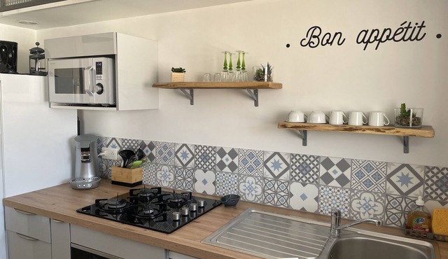 Appartement Tout Équipé Avec Balcon et Deux Chambres