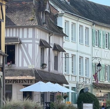 Appartement touristique cosy T2 - Coeur village vue sur la Halle de Lyons la Foret