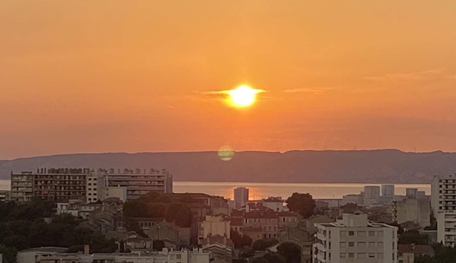 Appartement Tout Confort. Vue Imprenable sur la Rade et la Bonne Mère