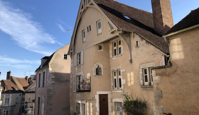 Appartement Très Spacieux de 120 m2 Dans une Magnifique Maison du Moyen âge