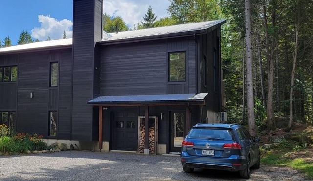 Appartment in the wood, 5 minutes away from the village and ski hill!