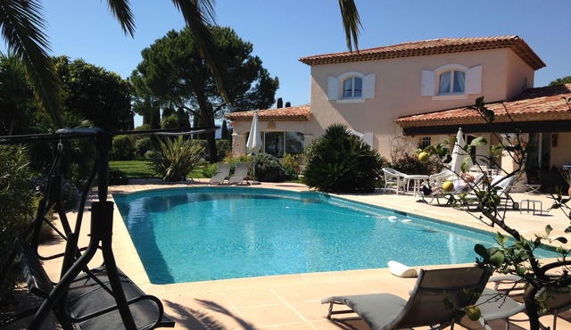 Appartment of charm in a villa of standing with swimming pool