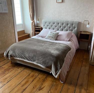 Apparts 17 avec cachet au centre petite citée de caractère