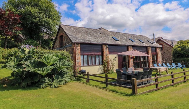 APPLE BARN, pet friendly, luxury holiday cottage in South Molton