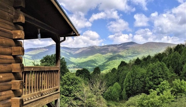 Apple Blossom Cabin - Stunning Mountain Views, Pet Friendly