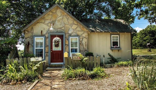 Apple Blossom Cottage of Stone Meadow Resort is situated on a beautiful 14-acre meadow in the country near Eureka Springs, Arkansas with easy highway access.