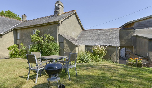 APPLE BLOSSOM, pet friendly, with pool in Newton Abbot