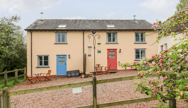 APPLE COTTAGE, family friendly, country holiday cottage in Crediton