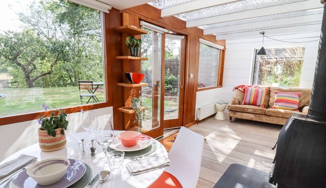 APPLE COTTAGE, romantic, with a garden in Chedworth