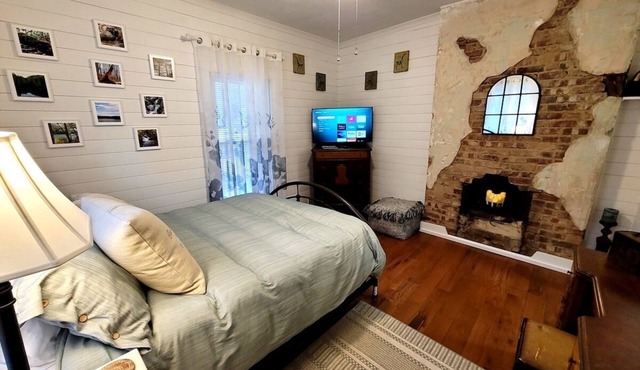 Apple Hill Bungalow, Family and PET Friendly! Very close to State Street!