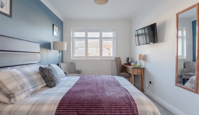 Apple House Wembley -Double Room with Ensuite