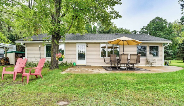 Apple Lake Retreat w/ Outdoor Entertainment Space