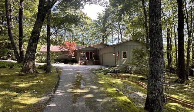 Apple Lodge- Two Bedroom/three bath cottage