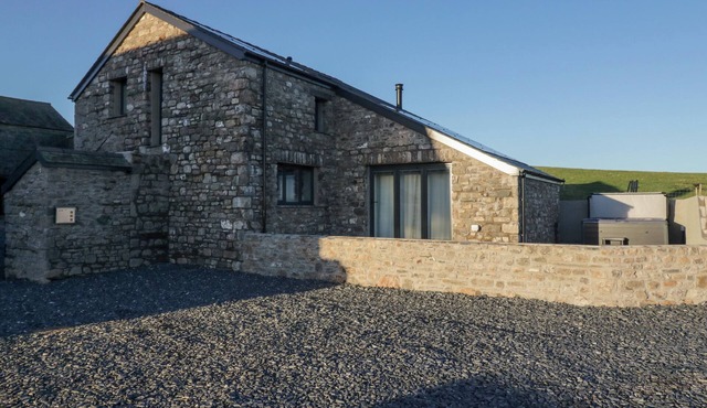 APPLE TREE BARN, family friendly, with hot tub in Dalton-In-Furness