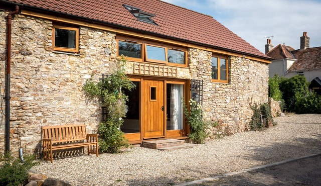 Apple Tree Barn - a barn that sleeps 7 guests in 3 bedrooms