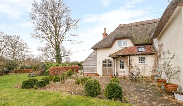 APPLE TREE COTTAGE, family friendly, with hot tub in Blandford Forum