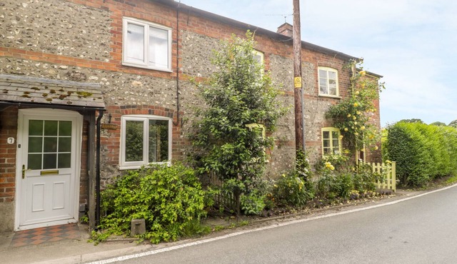 APPLE TREE COTTAGE, pet friendly, with open fire in Shillingstone