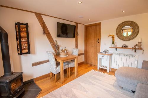 Apple Tree Cottage - Cosy 2 Bed with Deluxe HOT TUB & Log Burner
