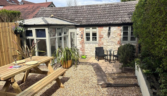 APPLE TREE COTTAGE, pet friendly, with a garden in Preston