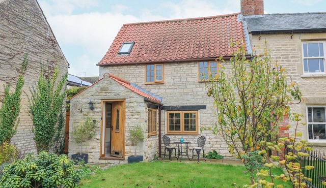 APPLE TREE COTTAGE, pet friendly, with open fire in Grantham
