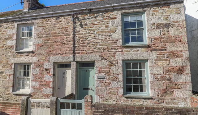 APPLE TREE COTTAGE, pet friendly, character holiday cottage in Gweek