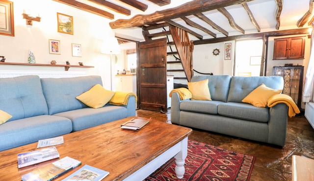 APPLE TREE COTTAGE, pet friendly, with open fire in Warnham