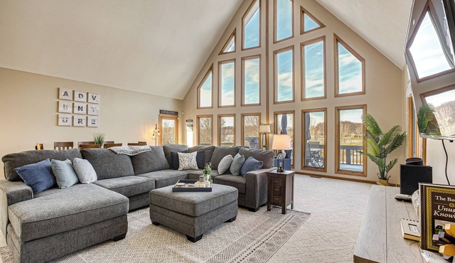 Apple Valley Home, Shared Golf Course On-Site