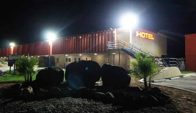 Apple Valley Hotel & Lodge
