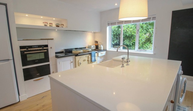 APPLECROFT, pet friendly, character holiday cottage in Pembridge