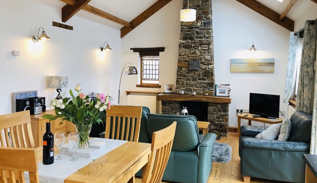 Appledore - Stables - A couples delight! One bed cottage with parking and wifi!